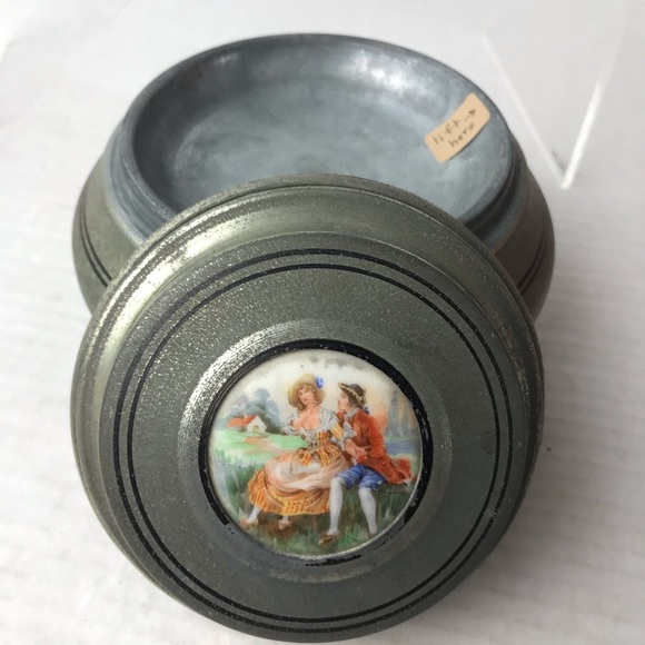 Vintage Metallic Powder Puff Music Box - Vanity Round Drum Box - Switzerland - Picture 5 of 16